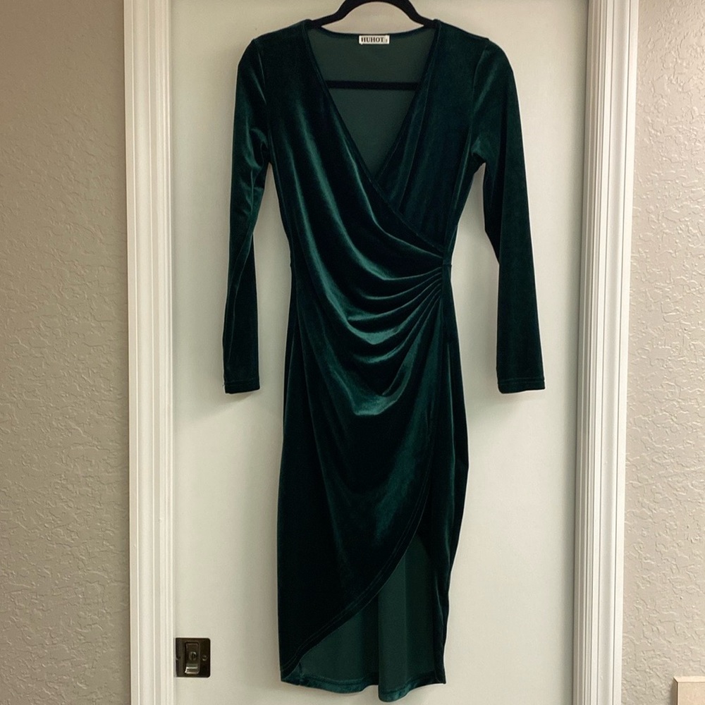 Women’s Huhot velvet green dress. Size small.